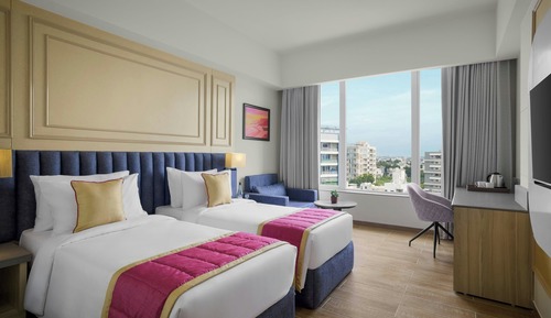 Room, 2 Twin Beds, City View