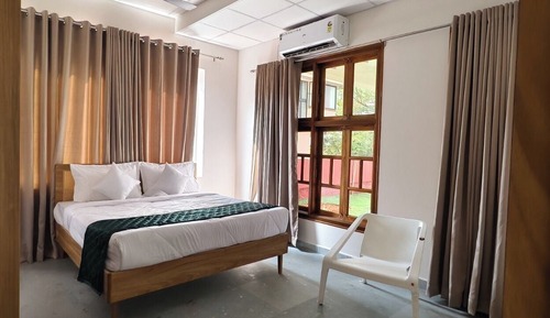 Classic Room, 1 King Bed, Garden View
