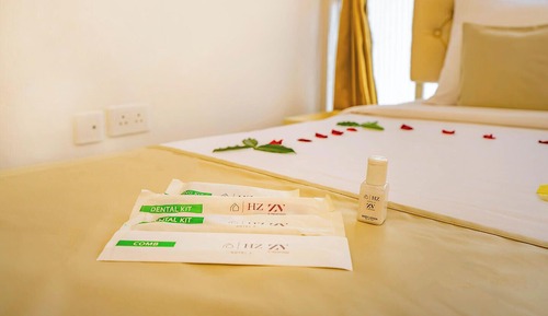 Deluxe Queen (Private, non-attached washroom)