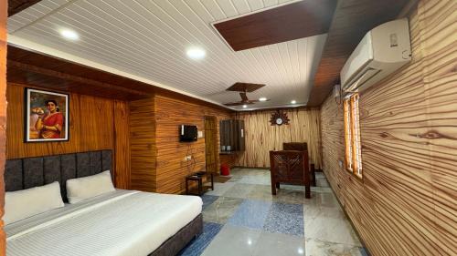 Queen Room with Pool View