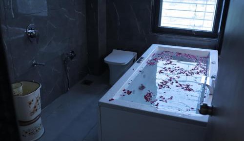 Deluxe Queen Suite