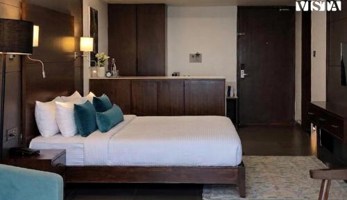 Emperior Suite w/ Valley View & Jacuzzi 