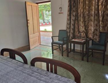 Deluxe Double Room (2 Adults + 1 Child)