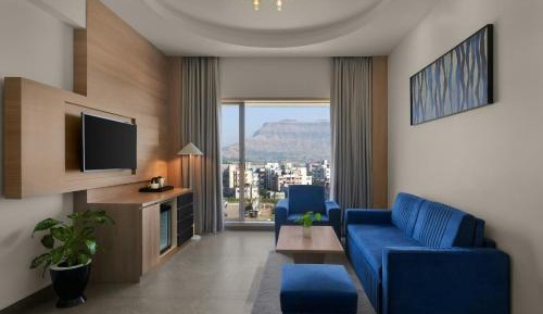 One-Bedroom Hazel King Suite with Sofa Bed and Mountain View