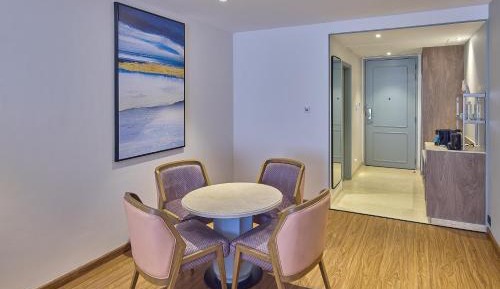ICONIQA Reserve Room - Smart Laundry Closet , Espresso Coffee Machine, Non-Alcoholic Mini Bar (15% Spa Discount)