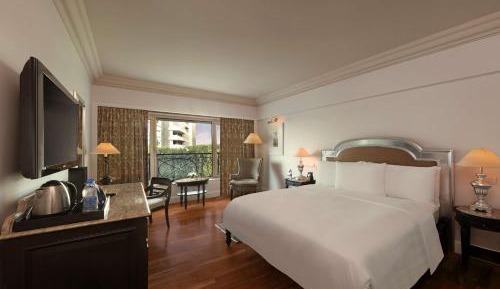 Deluxe King Guestroom with Happy Hours 1+1 offer at Lounge Bar , 30% off on Food & Beverages (barring IRD) and 20% discount on Spa