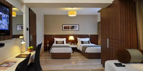 Deluxe Room 2 Twin Beds with 15% off on Food & Beverages Services and 10% off on Two way Airport Transfer and Laundry Services