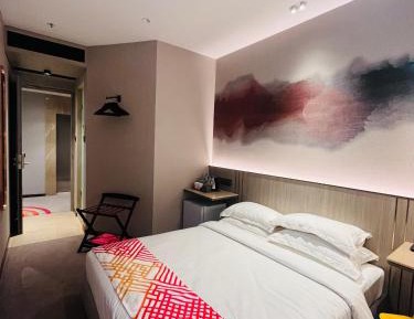 Luxe Queen Room