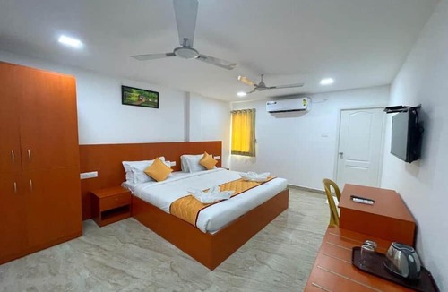 Royapettah Hotel | K11 Express - Opp Express Avenue
