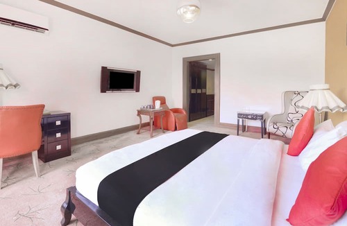 Aarey Colony Hotel | Capital O 44162 Royal Palms Hotel - Rose Collection