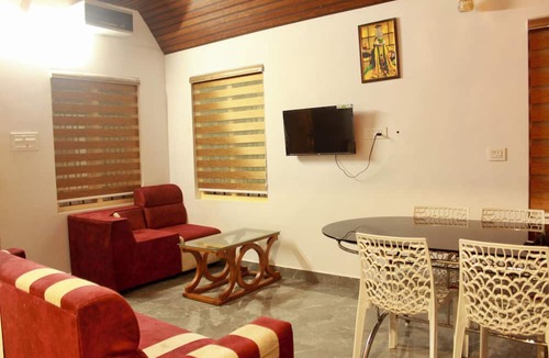 Elappara Villa | 2bhk Homestay With Pool, BBQ and Campfire - Oakwood Oasis
