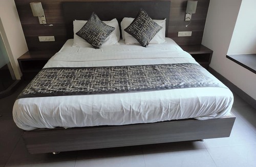 Wellington Pier Cabin | Apollo Guest House – Colaba Causeway