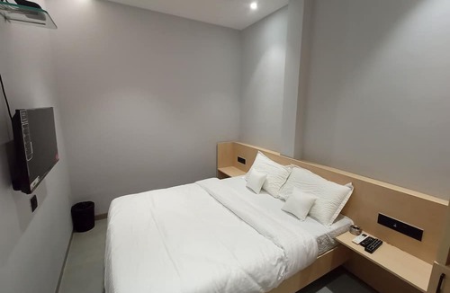 Goregaon West Hotel | Hotel Golden Suites - Near Nesco