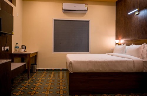 Mysore Hotel | Poojaris Niranthara Kabini