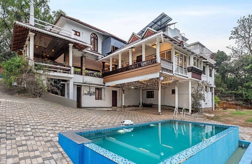Changanacherry House | Dancenter Lakshmipuram Palace by Checkin