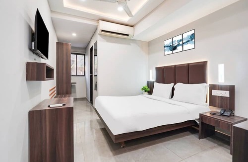 Adajan House | Super Deluxe Room Palette Country Club