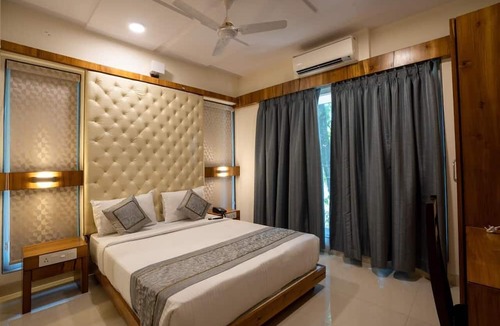 Santacruz Apartment | 2 bedroom service apartment near Mumbai Airport