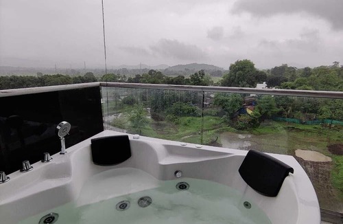 Palghar Apartment | Chillout space-Palghar with private JACUZZI!
