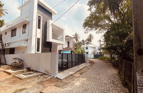 Kochi Apartment | 2BHK Ground floor Fully furnished house near Aster Medcity