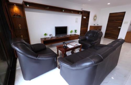 Kala Nagar Apartment | Spacious 3 bedroom entire apartment near BKC, Bandra East