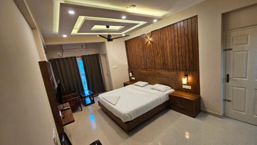 Aluva Bed & Breakfast | Dew River Castle Lake View Stay Aluva Cochin