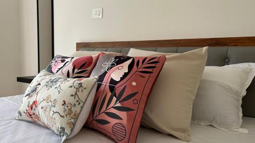 Santacruz Apartment | URBAN PAUSE, 2BHK Apt near BKC,airport&NMACC