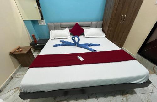 Rajpipla House | Statue jay swaminaray home stay