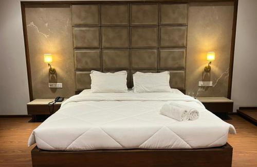 Bardoli Hotel | DK Club & Resort