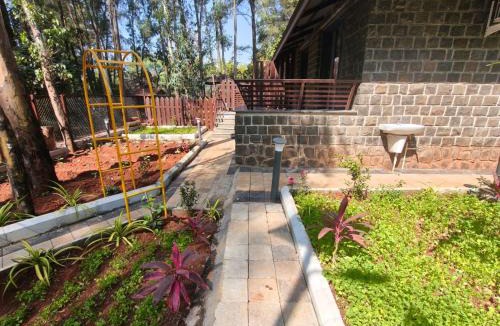 Kurunji Ski Chalet | Arka Homes Bhor Serene Nature 2BHK Villa with Bonfire, BBQ, lawn, shared pool and Kayaking