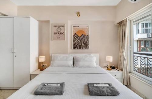 Khar Apartment | Tao C Cozy Private Room in Shared 3BHK