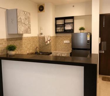 Kadadhe Apartment | Luxury Boho Stay, Sunset Balcony, Lodha Belmondo