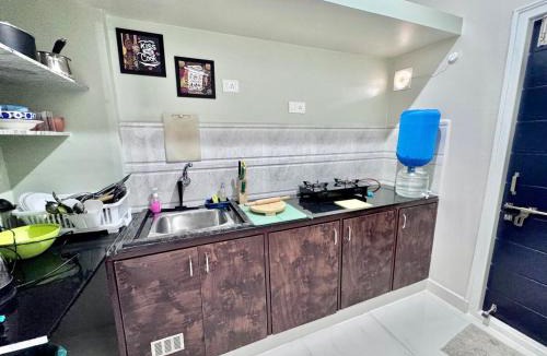 Marathahalli Apartment | 407 Airy King Bed Full Kitchen One Bed room