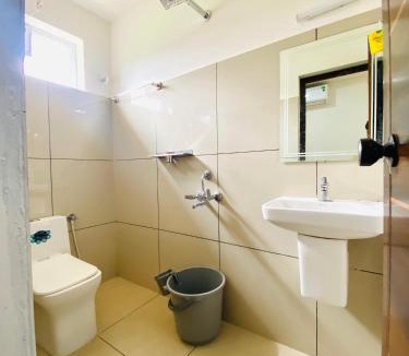 Perintalmanna Hotel | Metro Residency