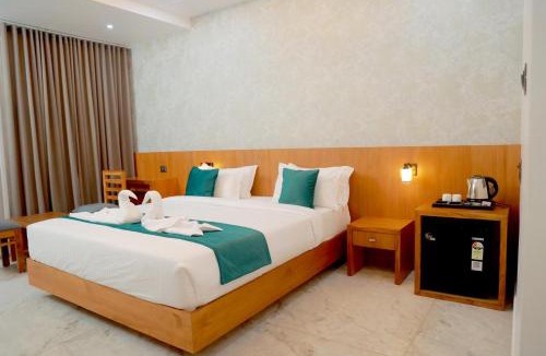 Kuzhuppilly Hotel | Palm Wave Beach Resort