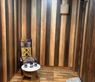 Agara House | Feel at Grand Hotel ! Cozy Rustic Wood Panelled Pvt Room with Free Parking