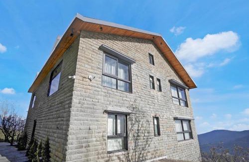 Theog House | DanCenter Villa Mihika I Premium 5BHK I Orchard I Chef I Shimla