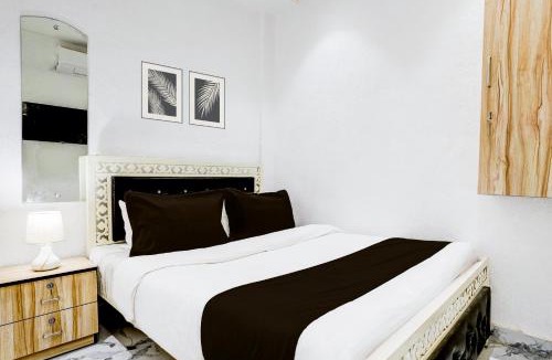 Prabhadevi Hotel | Hotel O Khar East Near Railway Station