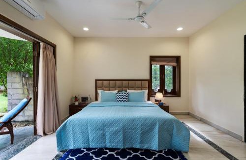 Kihim Villa | SaffronStays Euphoria Shores - 6BR villa with bar counter, pool & lawns 400m from Kihim Beach in Alibaug