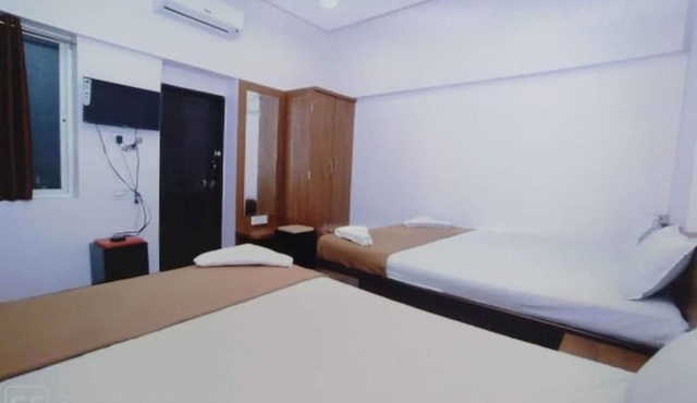 Rajhuns Deluxe Lodging