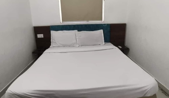 Royal Night Guesthouse - Daman