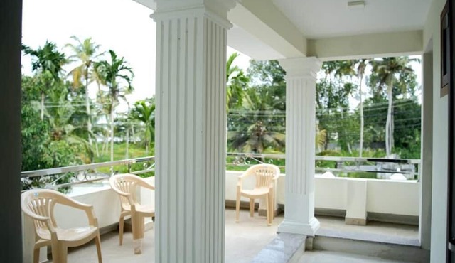 Lakeshore Premier Serviced Villa, Room in professionally staffed Villa near Lake