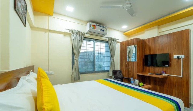 Itsy Hotels Anand Executive, Near Amanora