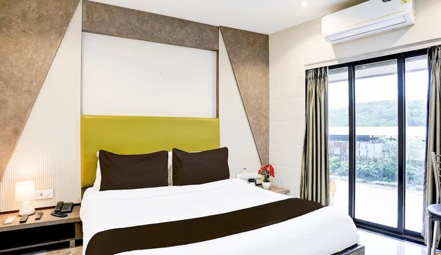 Deluxe Ghodbunder Rd Sanwith Residency