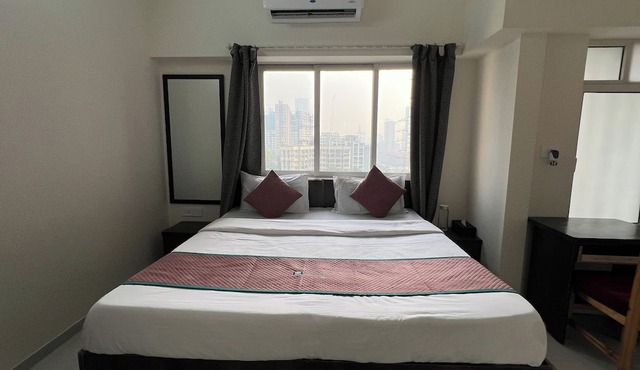 Pinakii Comfort Stay Malad - Near Nesco & Oberoi Mall