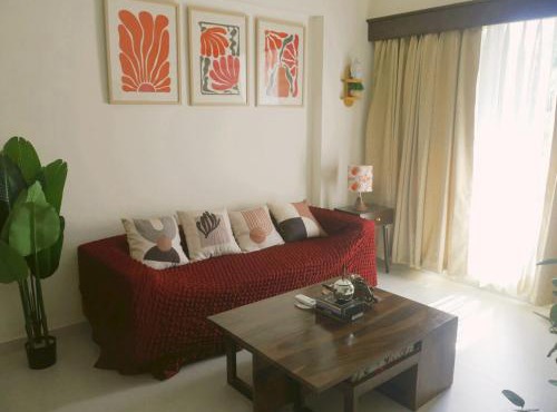 Luxe 2BHK flat with pool, WiFi, Netlfix, kitchen