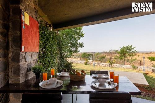 Stone House Bezze by StayVista with Lake view, Jacuzzi & Lawn - your perfect getaway