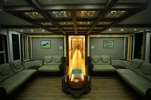Hills & Cruise Luxury Houseboats