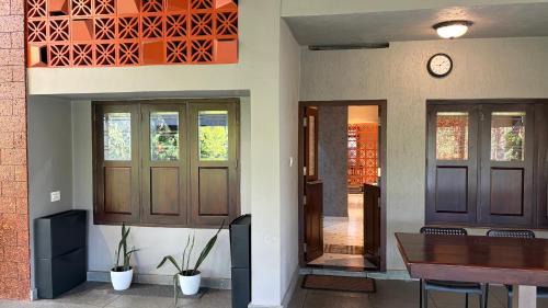 IRU Homes - Private Family Stay with Pool