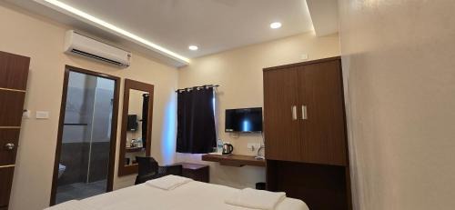 sri selvaas inn